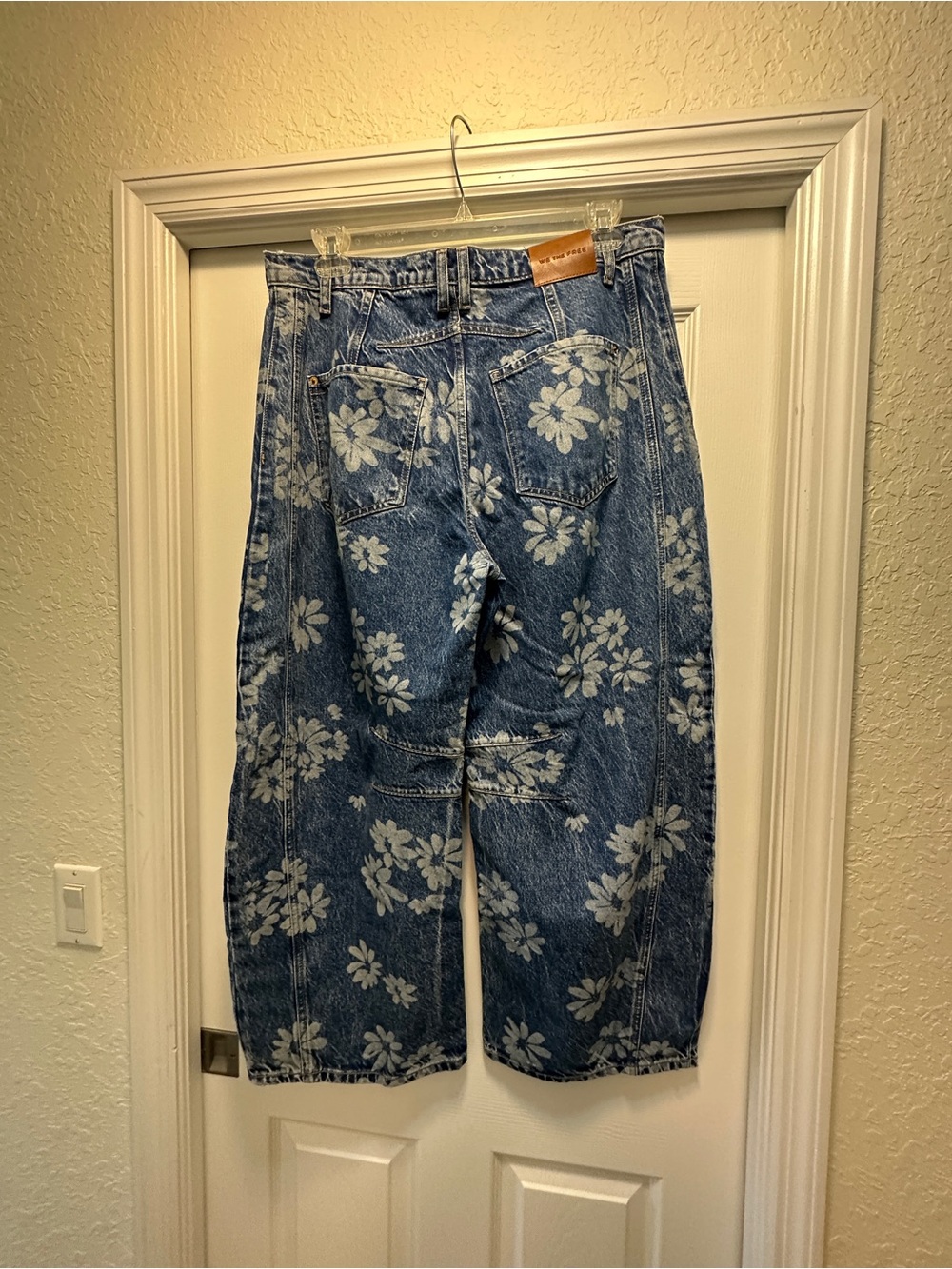 NWOT FREE PEOPLE We The Free Good Luck Printed Barrel Jeans Laser Daisy size 31 - Picture 5 of 7